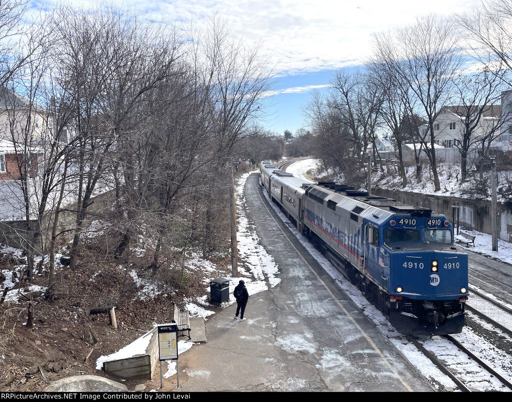 NJT Train # 1715 arriving into Kingsland Sta with MNR F40PH-3C # 4910 in the lead